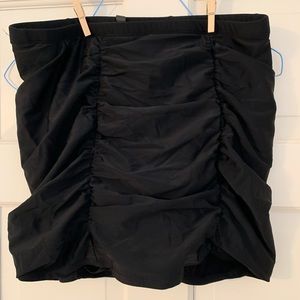 Torrid size 1 ruched swim skirt.